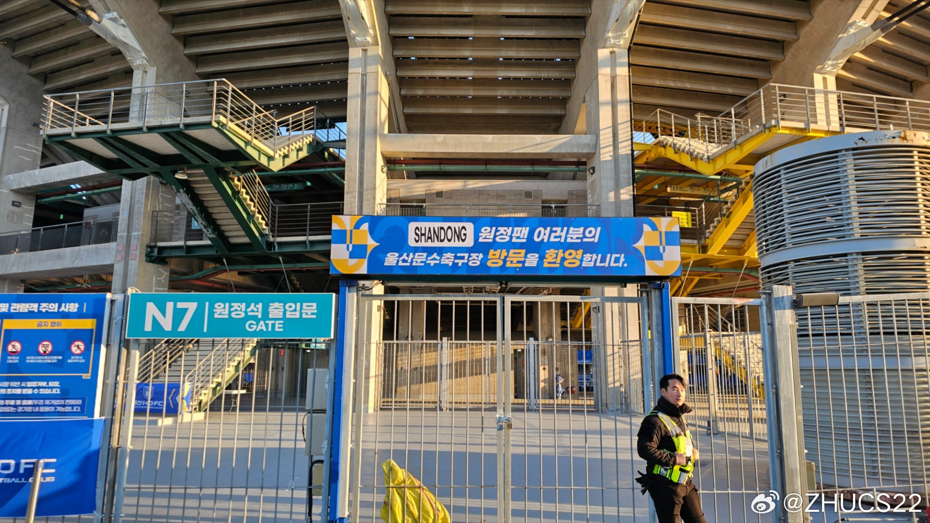  博主：蔚山現(xiàn)場(chǎng)工作人員、轉(zhuǎn)播車、安保在準(zhǔn)備撤場(chǎng)，場(chǎng)外一片安靜
