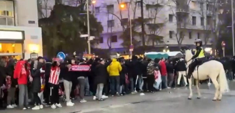  馬競球迷進入伯納烏時向人群投擲雜物，導致安保對其進行脫鞋檢查