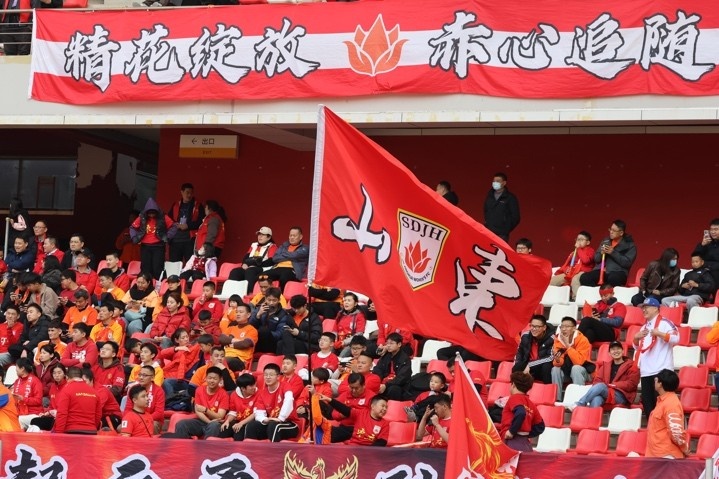 主場上萬名球迷的吶喊助威，給山東體彩女足征戰(zhàn)女超增添了能量與動力