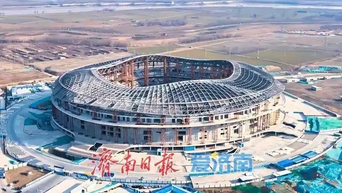  魯媒：戴上1.6萬噸“鋼鐵巨冠”，黃河體育中心球場完成屋蓋施工