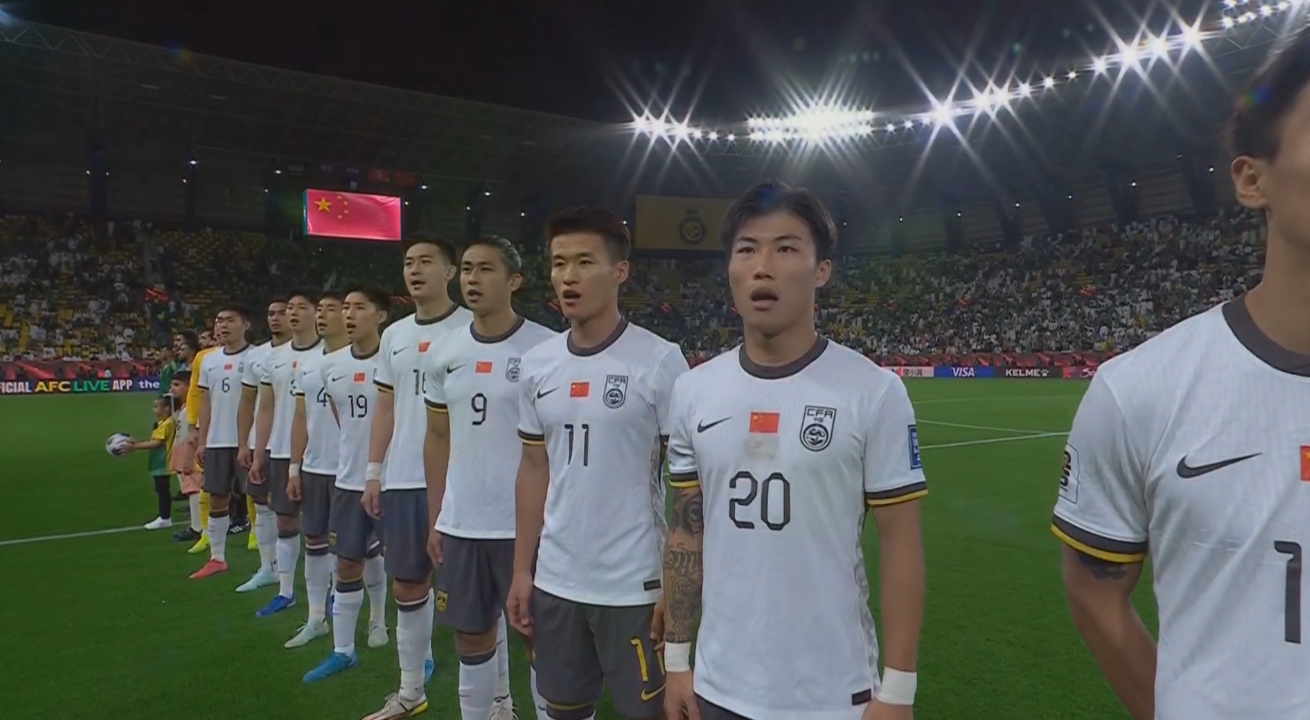  大戰(zhàn)一觸即發(fā)！賽前國(guó)歌儀式，國(guó)足首發(fā)11人高唱國(guó)歌