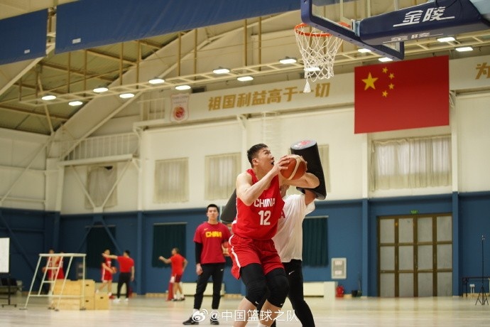  中國籃球之隊官博：大塊頭 大能量 祝李炎哲25歲生日快樂！