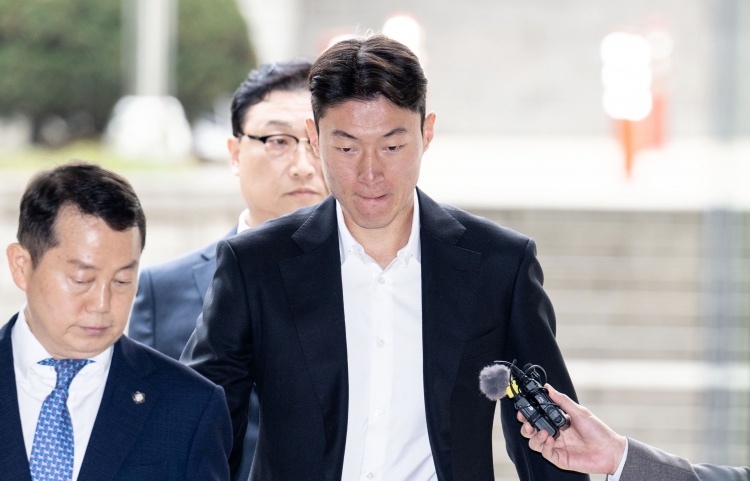  韓國(guó)國(guó)腳黃義助非法拍攝不雅視頻，一審被判有期徒刑1年緩刑2年！