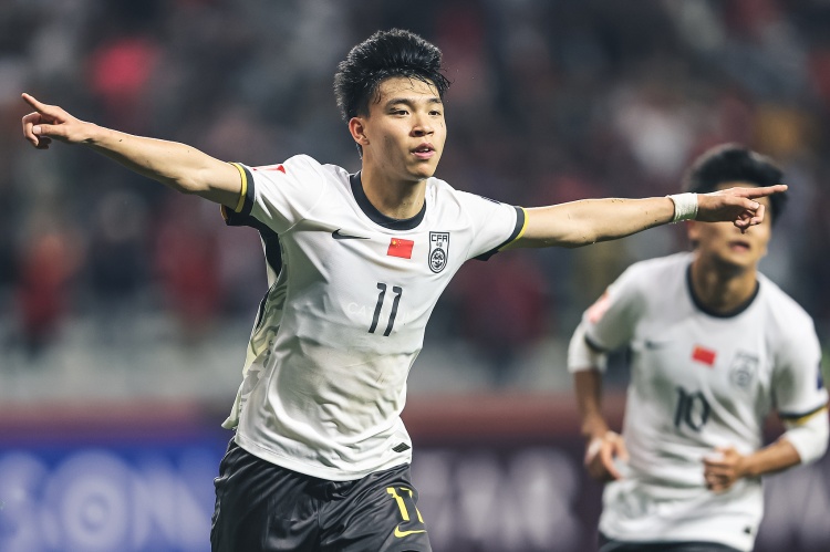  北青體育：18歲“跳級(jí)生”王鈺棟有望進(jìn)入國(guó)足客戰(zhàn)沙特名單！